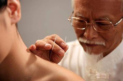 針灸勿入誤區(qū) 湖南女子險(xiǎn)喪命，老中醫(yī)警示正規(guī)就醫(yī)的重要性